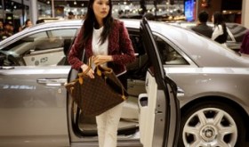 Китайские женщины все чаще покупают предметы роскоши