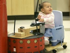 Кресло-робот познаёт мир вместе с полугодовалым малышом