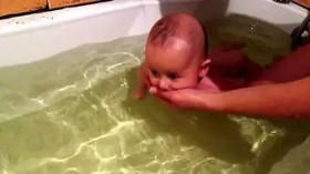 Цукерберг купает двухмесячную дочь в бассейне 